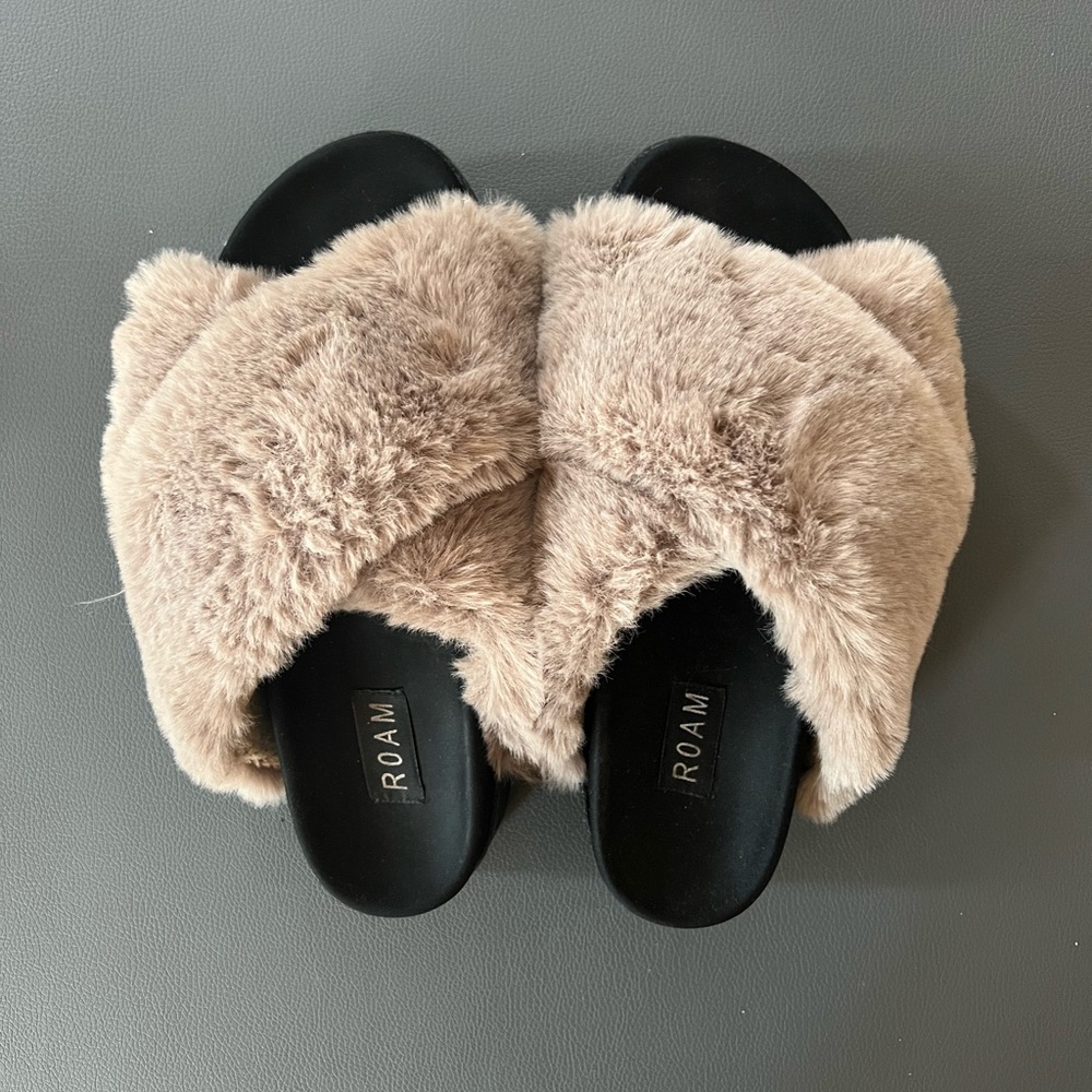 ROAM faux fur slide sandals size 38 (8 women’s)